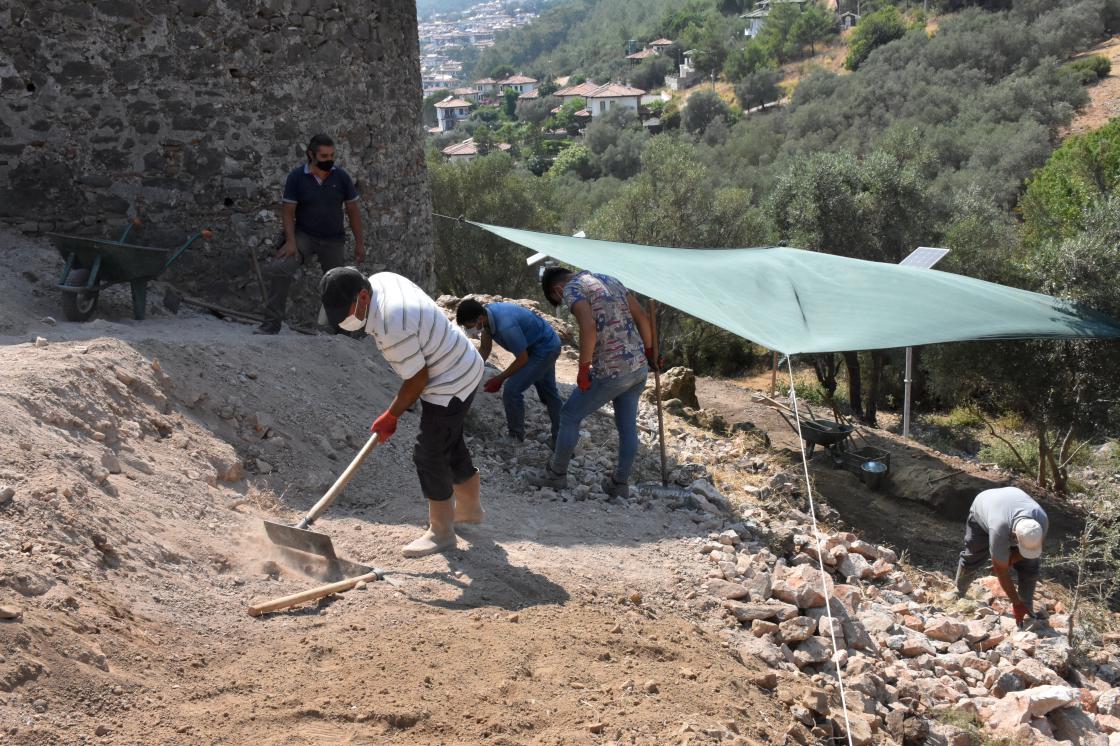 Akyaka'daki Orta Çağ'dan kalma kale surları gün yüzüne çıkarılıyor