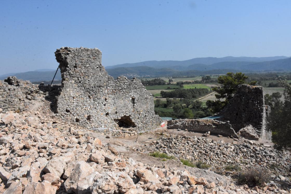 Akyaka'daki Orta Çağ'dan kalma kale surları gün yüzüne çıkarılıyor
