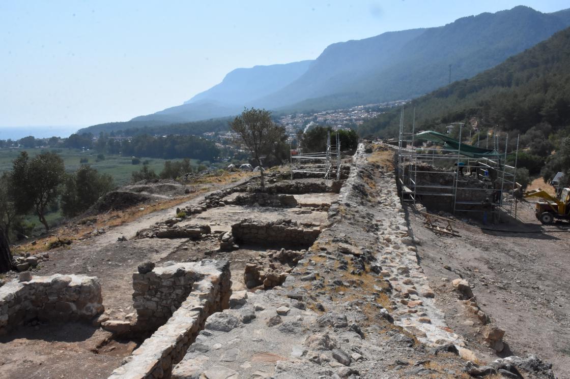 Akyaka'daki Orta Çağ'dan kalma kale surları gün yüzüne çıkarılıyor