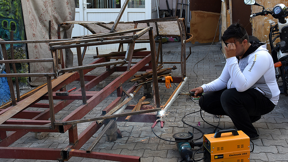 Atık malzemelerle yaptığı rüzgar türbiniyle elektrik üretti