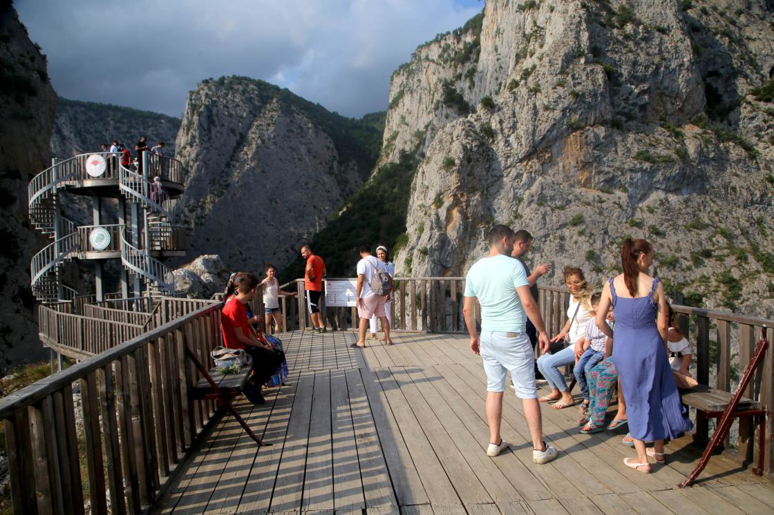 Valla Kanyonu'na giren 12 kilometre yürümeden çıkamıyor