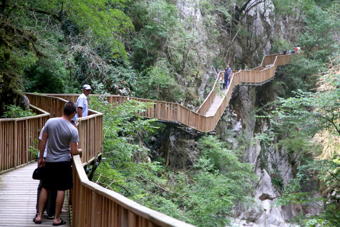 Valla Kanyonu'na giren 12 kilometre yürümeden çıkamıyor