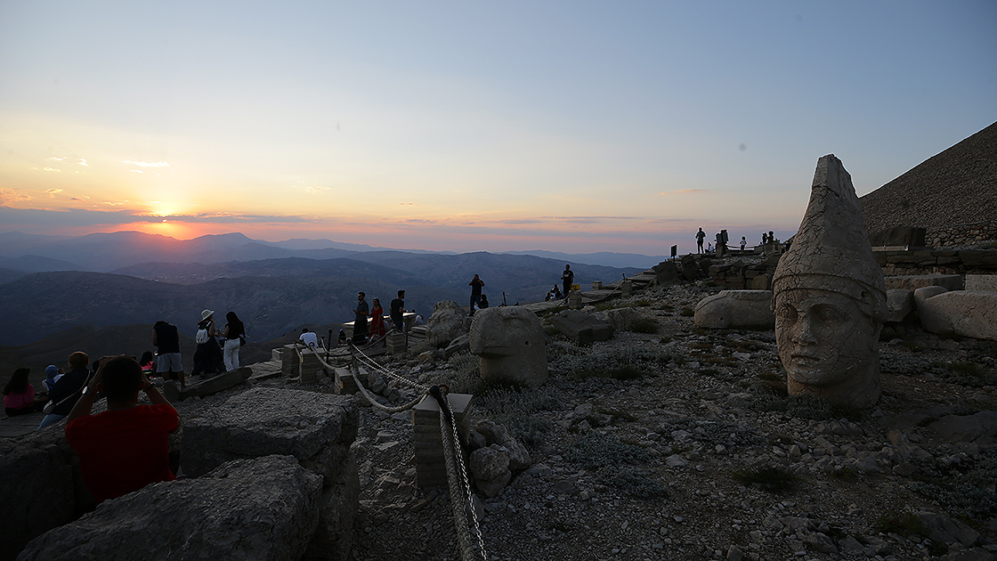 Dünya mirası Nemrut Dağı ziyaretçilerini ağırlamaya başladı