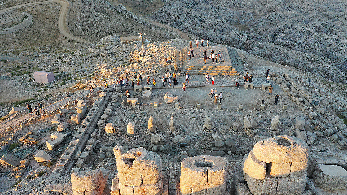 Dünya mirası Nemrut Dağı ziyaretçilerini ağırlamaya başladı