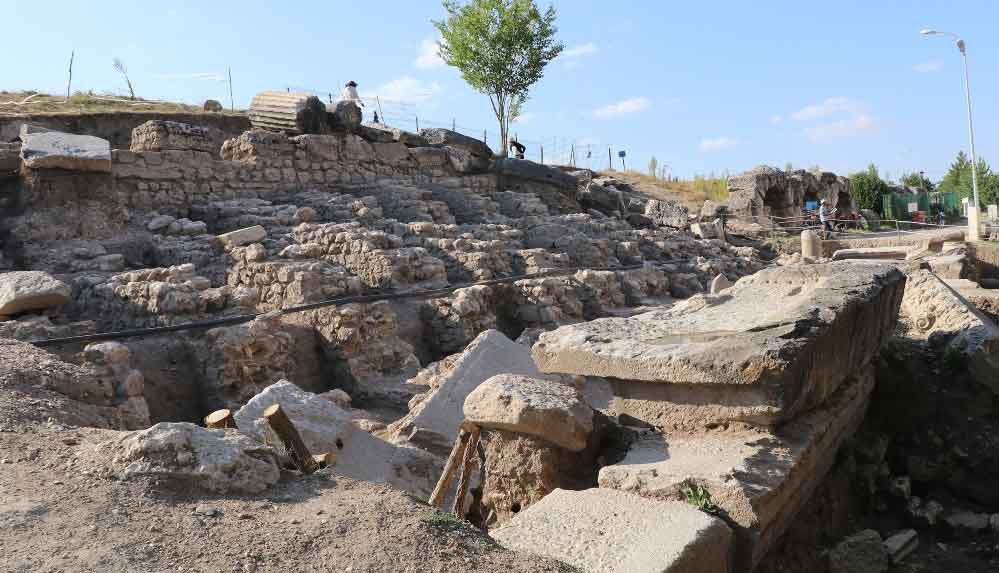 Aizanoi Antik Kenti'ndeki Zeus Tapınağı'nın anıtsal kutsal alan giriş yapısı bulundu