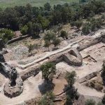 Akyaka'daki Orta Çağ'dan kalma kale surları gün yüzüne çıkarılıyor 11 Akyaka'daki Orta Çağ'dan kalma kale surları gün yüzüne çıkarılıyor