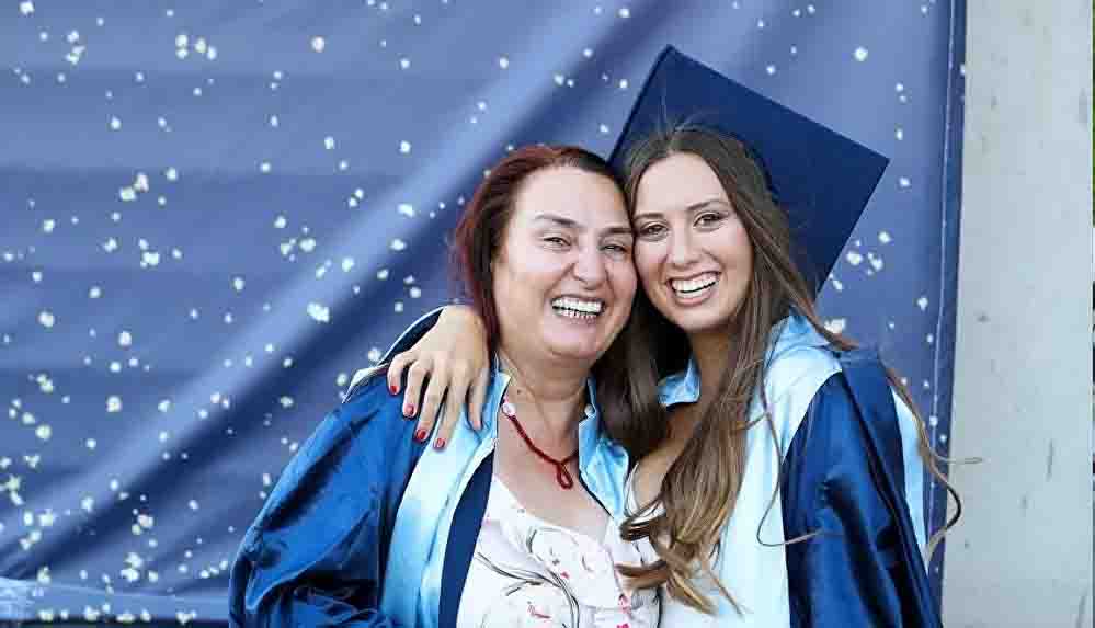 Anne kız, iki yıllık okul arkadaşlığının ardından diplomalarını aldı
