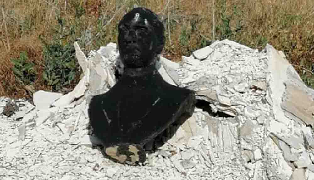 Atatürk büstünü yakıp çöpe attılar!