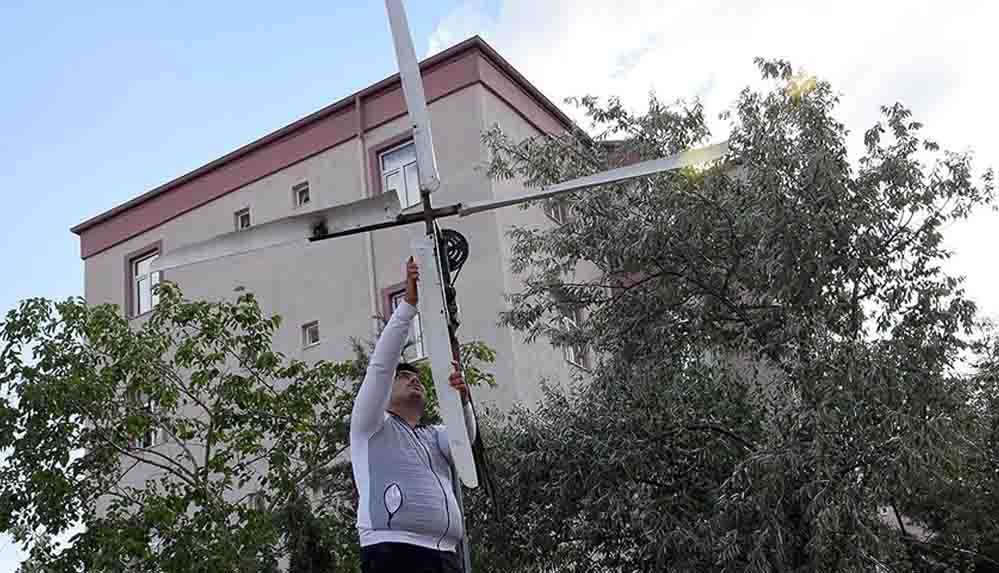 Atık malzemelerle yaptığı rüzgar türbiniyle elektrik üretti