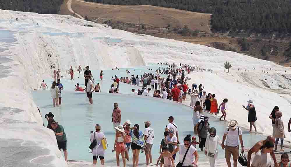 'Beyaz cennet' Pamukkale'yi bayramda 121 bin kişi ziyaret etti