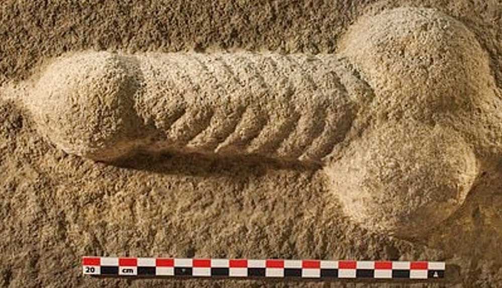 Britanya’da Roma işgali döneminden kalma 2 bin yıllık taş oyması penis heykeli bulundu
