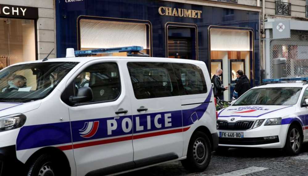 Paris’in ünlü kuyumcusu scooterlı hırsız tarafından soyuldu