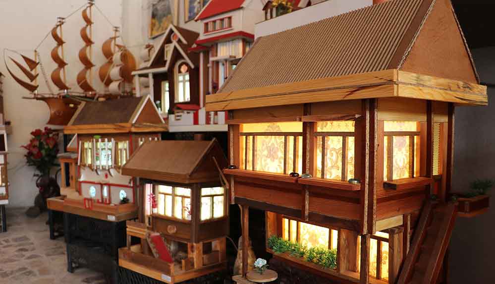 Çocukluk özlemini atık malzemelerden yaptığı ahşap evlerle gideriyor