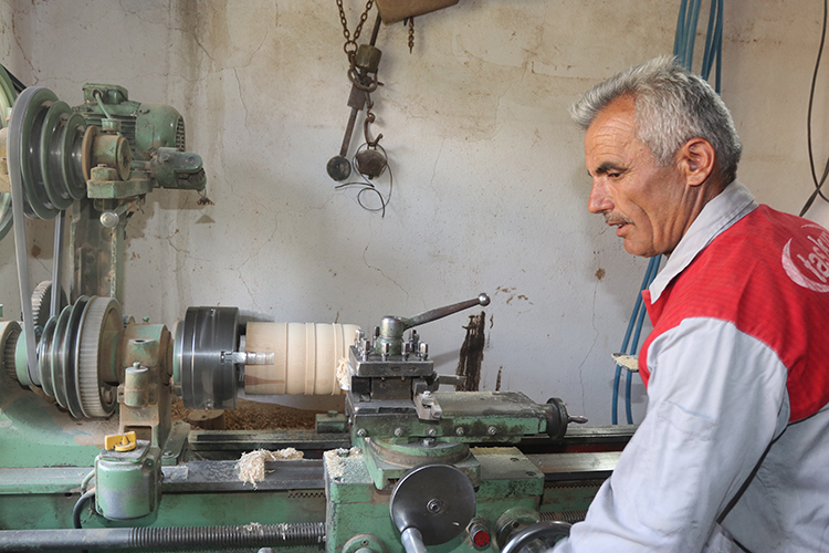 Doğada bulduğu ağaç kütükleri ve dalları süs eşyalarına dönüştürüyor