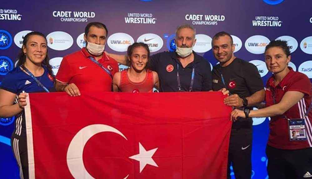 Dünya-şampiyonu-milli-güreşçi-Selvi-İlyasoğlu-tarihe-geçti