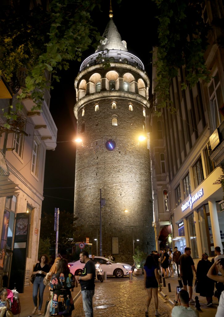 Dünya Hepatit Günü için İstanbul'un simge noktaları ışıklandırıldı