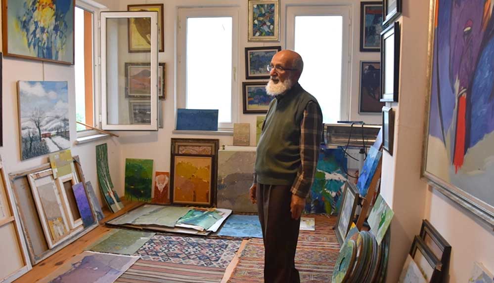 Emekli resim öğretmeni yaşadığı apartmanı resim galerisine dönüştürdü