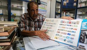 Filistinli pul koleksiyoneri eczacı, 60 yılda topladığı 10 bini aşkın pula gözü gibi bakıyor