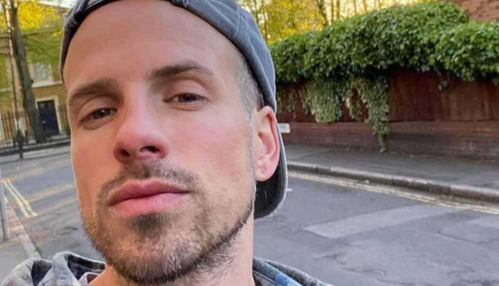 Genç gönüllü sokak sokak gezip evsizleri tıraş ediyor