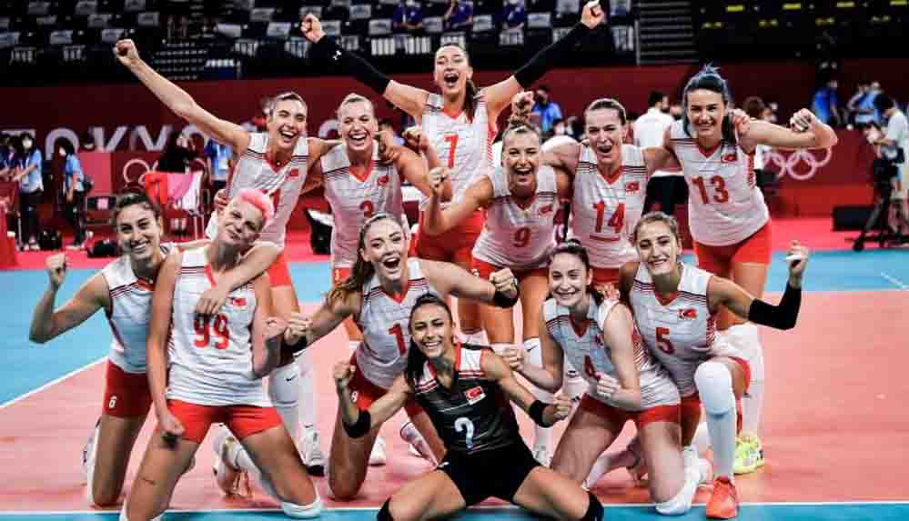 Gerici saldırıların hedefinde olan Türkiye Kadın Voleybol Takımı'na Fenerbahçe'den büyük destek
