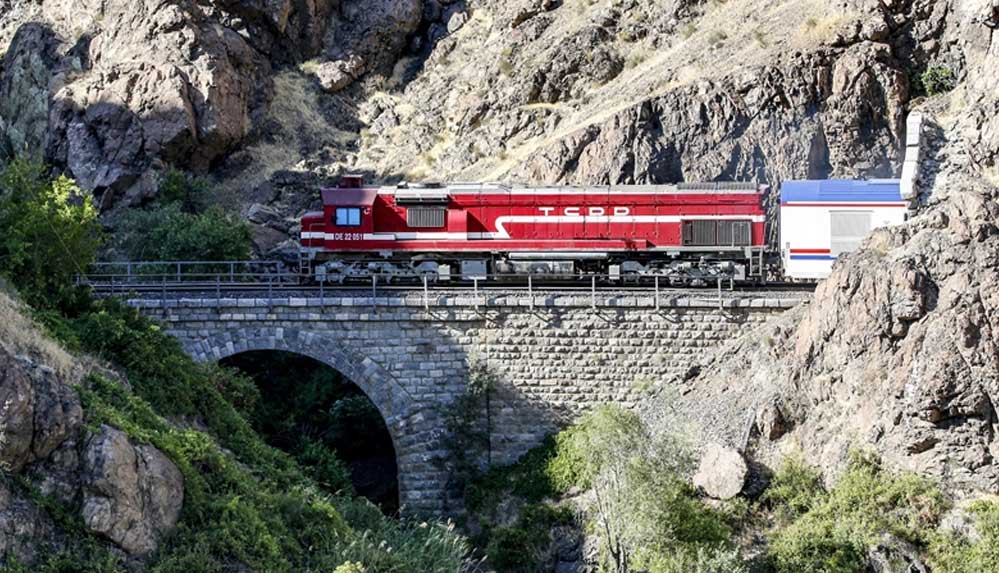 Güney-Kurtalan-Ekspresi'nin-masalsı-yolculuğu-demir-ağların-'son-durağı'-Siirt'ten-yeniden-başladı