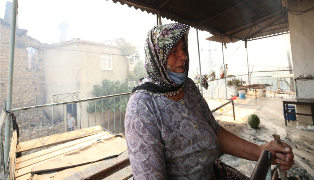 Haluk Levent, tedavi parasını Manavgat'taki yangında kaybeden Cemile teyzeye yardım elini uzattı