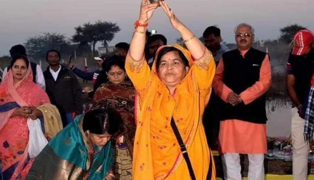 Hintli-bakan-selfie-çektirmek-isteyenlerden-'para-istemeye'-karar-verdi