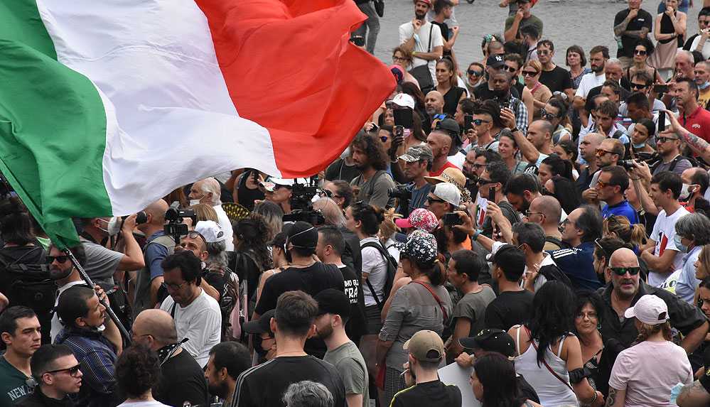 İtalya'da zorunlu hale getirilen 'Yeşil Pasaport' belgesi protesto edilmeye devam ediyor