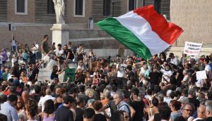 İtalya'da zorunlu hale getirilen 'Yeşil Geçiş' belgesi protestosu