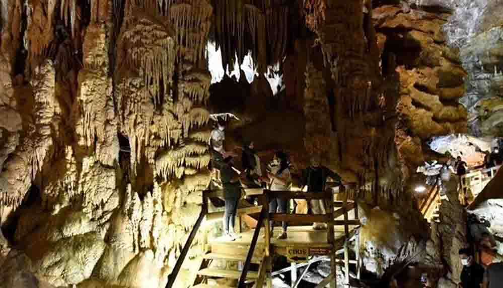 Karaca Mağarası'na bayram tatilinde 15 bini aşkın ziyaretçi
