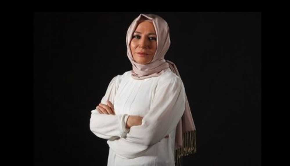 Karar gazetesi yazarı Elif Çakır, medyada ilk kez başörtüsüz fotoğrafını paylaştı