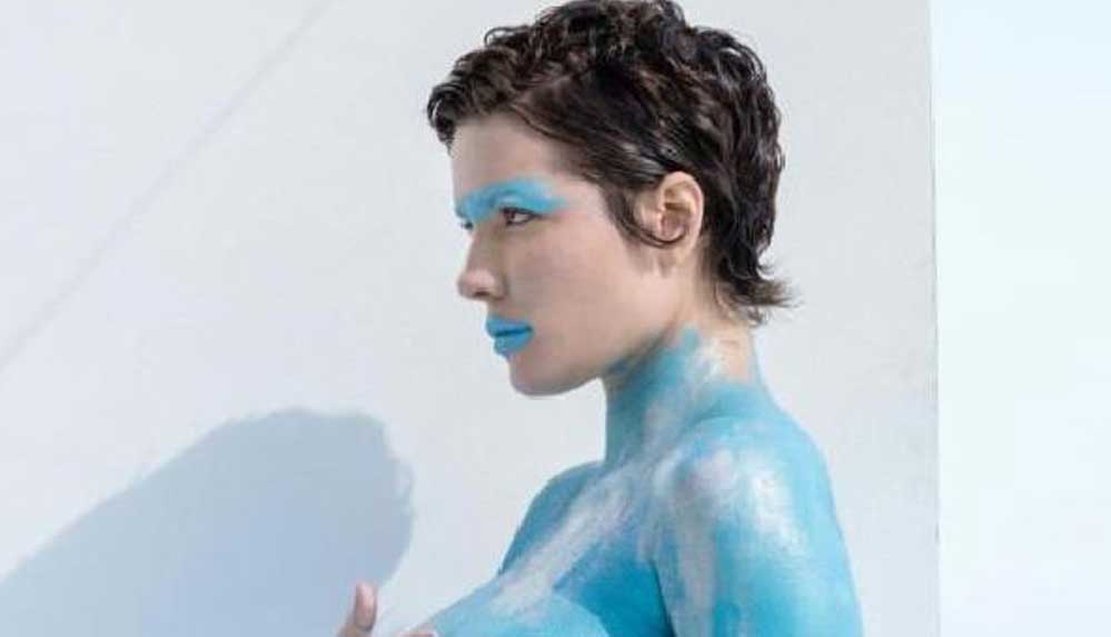 Karnı burnunda şarkıcı Halsey, vücudunu maviye boyayarak kamera karşısına geçti