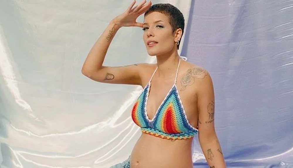 Karnı-burnunda-şarkıcı-Halsey,-vücudunu-maviye-boyayarak-kamera-karşısına-geçti-3