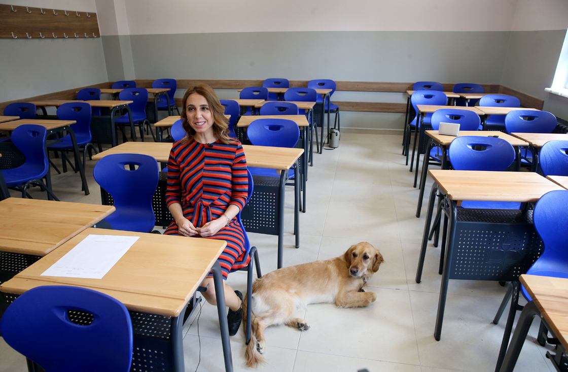 Görme engelli öğretmen, rehber köpeğiyle artık daha özgürce dolaşabiliyor