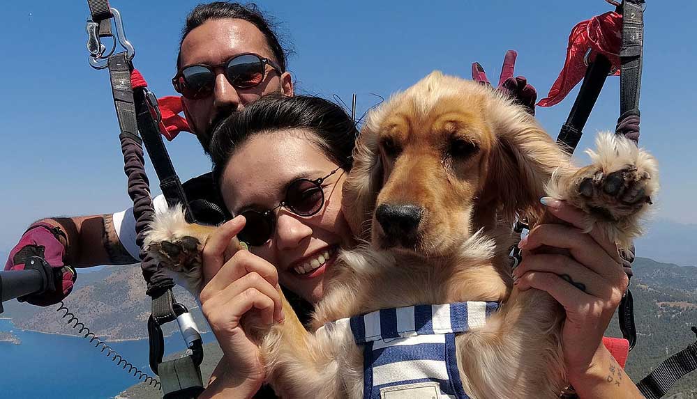 Ölüdeniz'in eşsiz manzarasında köpeği 'Yager' ile yamaç paraşütü yaptı
