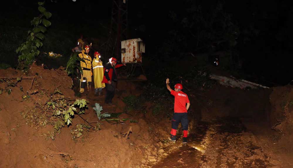 Rize’de sağanak sonrası yaşanan sel ve heyelanda kayıp sayısı 4'e yükseldi 5 Rize’de-sağanak-sonrası-yaşanan-sel-ve-heyelanda-kayıp-sayısı-4'e-yükseldi-1