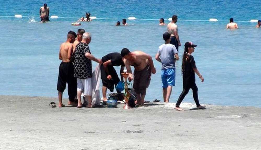 Salda-Gölü'nde-nargile-içip-çamur-banyosu-yaptılar,-plaja-rögar-kapağı-attılar