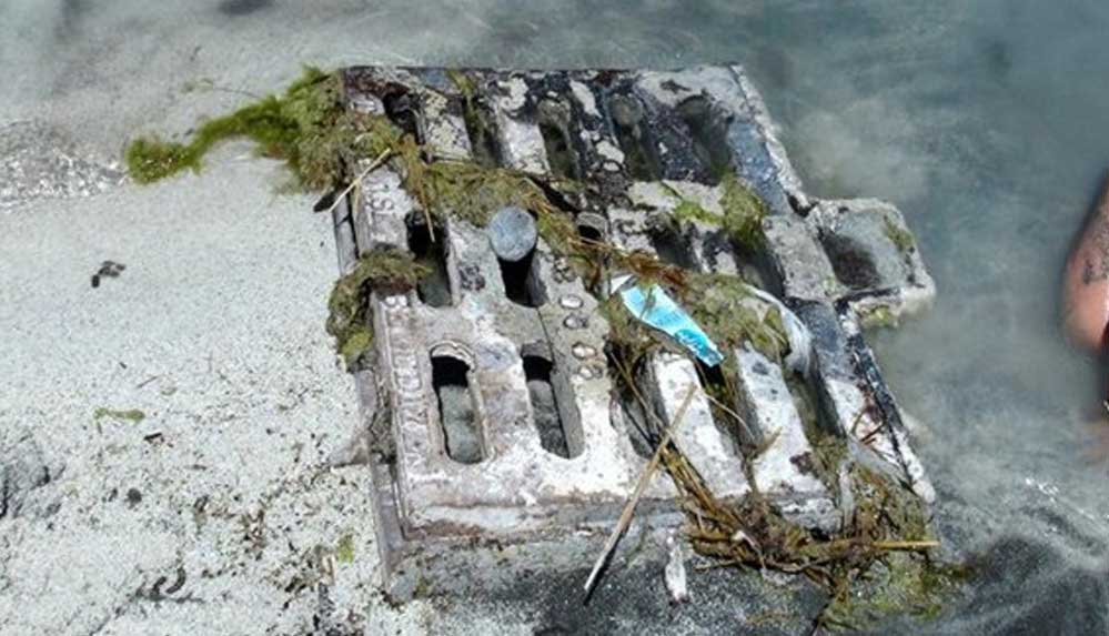 Salda Gölü'nde nargile içip çamur banyosu yaptılar, plaja rögar kapağı attılar