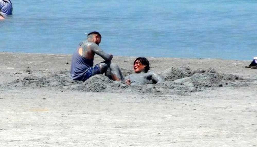 Salda Gölü'nde nargile içip çamur banyosu yaptılar, plaja rögar kapağı attılar
