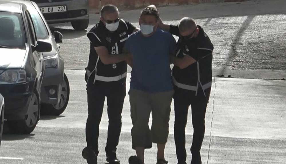 Sedat Peker'in videolarına yorum yapan gazeteci İrfan Aydın, 'Cumhurbaşkanına hakaret' gerekçesiyle gözaltına alındı 4 Sedat-Peker'in-videolarına-yorum-yapan-gazeteci-İrfan-Aydın,-'Cumhurbaşkanına-hakaret'-gerekçesiyle-gözaltına-alındı