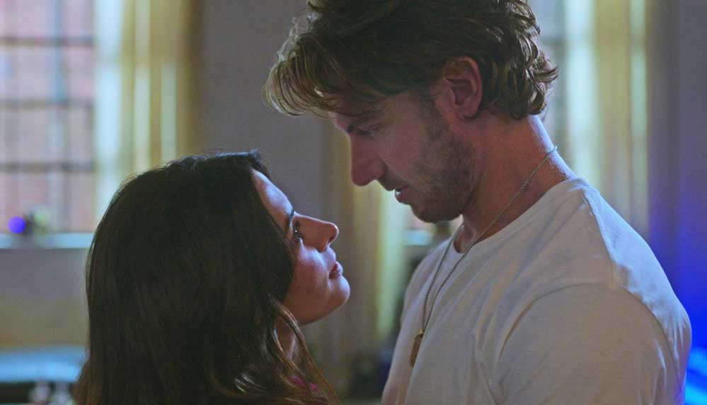 Sex/Life'ın yıldızı Sarah Shahi, rol arkadaşına nasıl aşık olduğunu anlattı 4 SexLife'ın-yıldızı-Sarah-Shahi,-rol-arkadaşına-nasıl-aşık-olduğunu