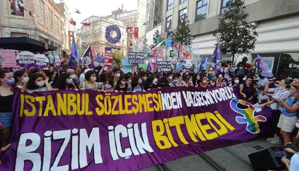 Taksim'de İstanbul Sözleşmesi'nden çekilmeyi protesto eden kadınlara polis müdahalesi