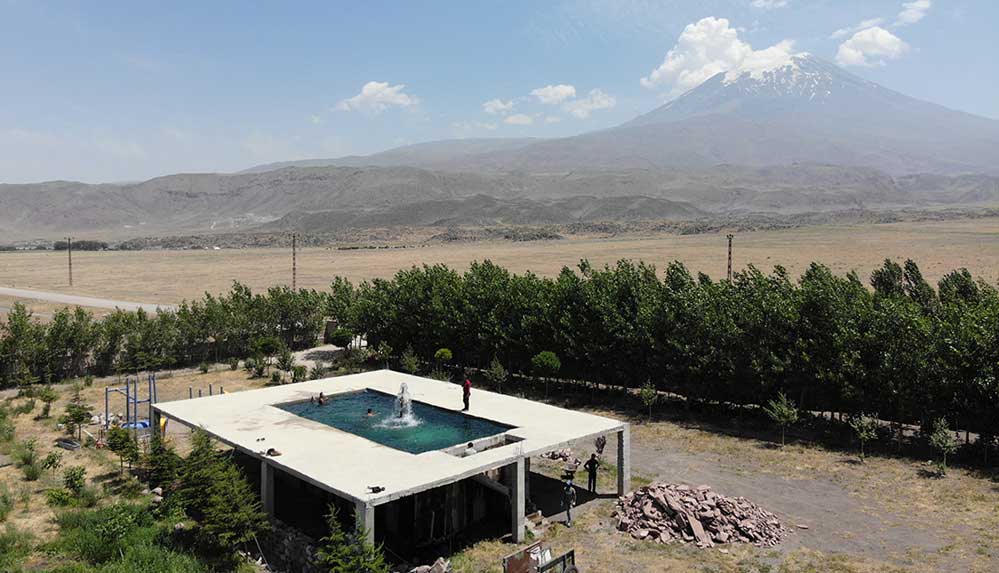 Tatile götürmediği çocukları için Ağrı Dağı manzaralı havuz inşa etti