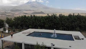 Tatile götürmediği çocukları için Ağrı Dağı manzaralı havuz inşa etti