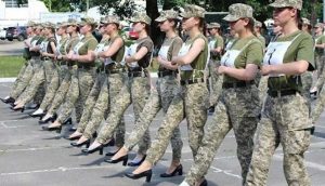 Ukrayna’da kadın askerlerden topuklu geçit töreni provası
