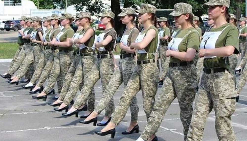 Ukrayna’da-kadın-askerlerden-topuklu-geçit-töreni-provası-1
