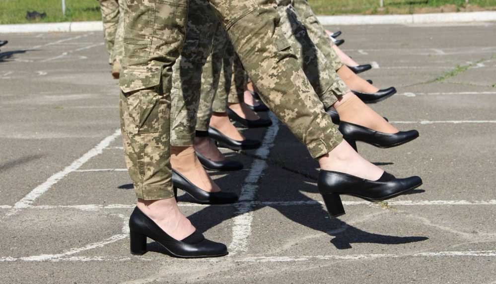 Ukrayna’da kadın askerlerden topuklu geçit töreni provası