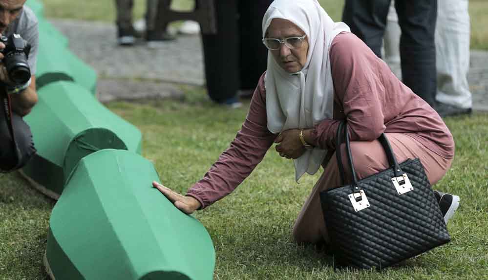 Yarın defnedilecek Srebrenitsa kurbanlarının tabutları Potoçari Anıt Mezarlığı'na taşındı