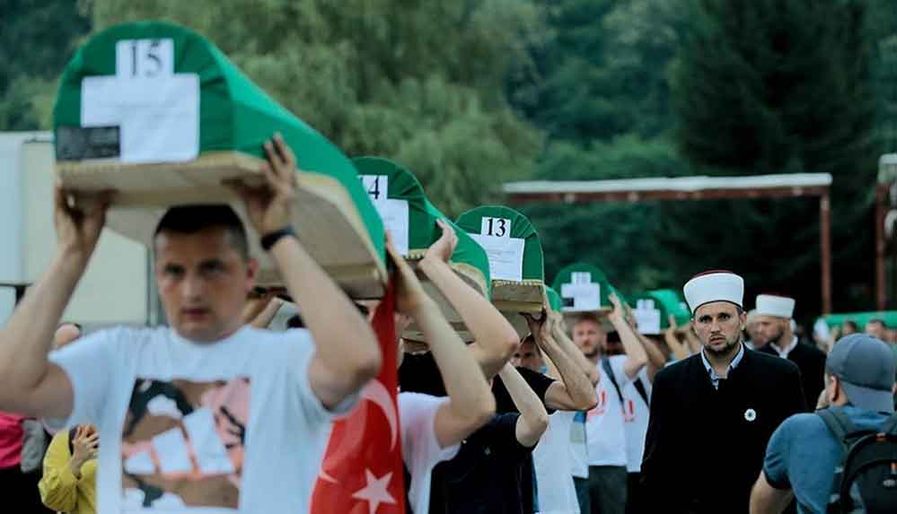 Yarın-defnedilecek-Srebrenitsa-kurbanlarının-tabutları-Potoçari-Anıt-Mezarlığı'na-taşındı