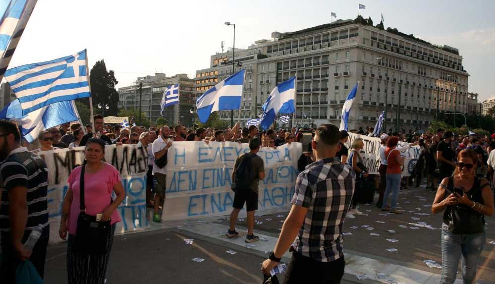 Yunanistan’da aşı karşıtı yüzlerce kişi polisle çatıştı